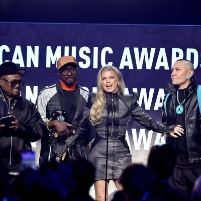 AMΑs 2026: Katseye, BTS & SZA οι μεγάλοι νικήτες αλλά η Fergie με τους Black Eyed Peas συγκίνησαν