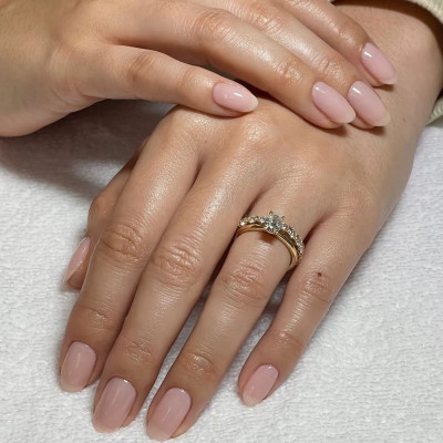 Chiffon nails: Η νέα τάση στο μανικιούρ που θυμίζει αέρινο ύφασμα και λατρεύουν οι celebs