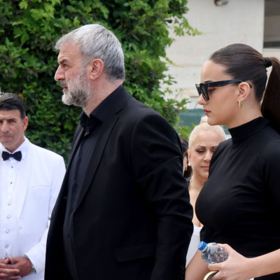 Το ύστατο «αντίο» στη Γωγώ Μαστροκώστα: Συντετριμμένοι ο Τραϊανός Δέλλας & η κόρη τους, Βικτώρια