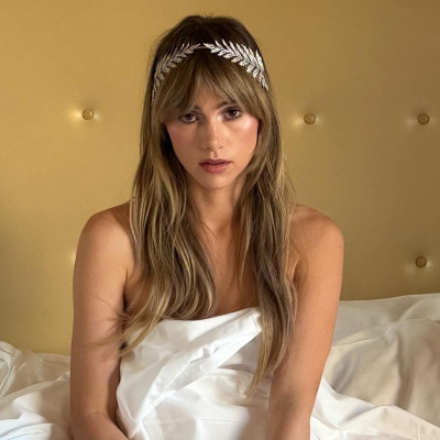 Η Suki Waterhouse αποκαλύπτει πώς το παιδί άλλαξε την ταυτότητά της & τη σχέση της με τον Pattinson