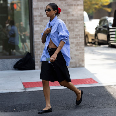 Το fashion trick που κάνει τις βερμούδες να δείχνουν πιο κομψές από ποτέ