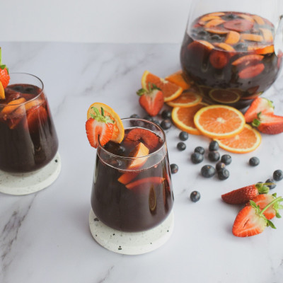 Η πιο εύκολη sangria για τα καλοκαιρινά βράδια στο μπαλκόνι και τη βεράντα