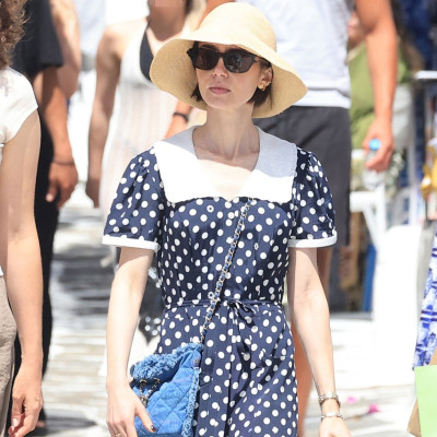 Το πουά φόρεμα της Lily Collins στη Μύκονο μάς έπεισε: Αυτό είναι το print του καλοκαιριού