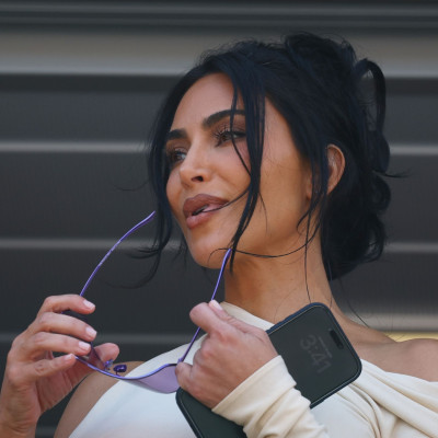 Ας αφήσουμε την Kim να ζήσει τον έρωτά της με τον Lewis κι ας φοράει ψηλοτάκουνα στη Formula 1