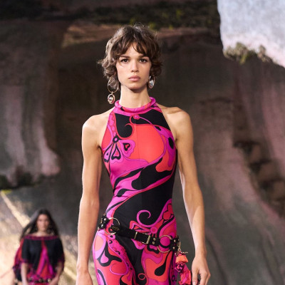 Pucci summer again: Τα ρούχα με «Εmilio Pucci prints» που θα βλέπεις φέτος σε κάθε sunset bar