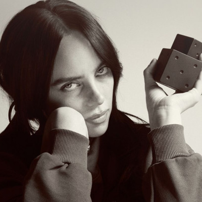 Η Billie Eilish μάς συστήνει τη νέα μας αρωματική εμμονή