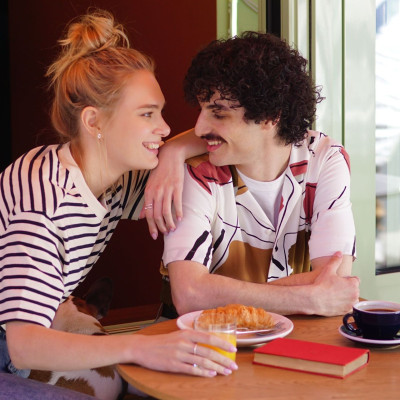«Wildflowering»: Η νέα τάση στο dating που λέει πως το «ας το πάμε χαλαρά» μπορεί να είναι και υγιές