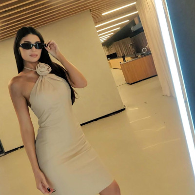 Η Kylie Jenner λανσάρει smart glasses με ένα vintage Gucci φόρεμα από την εποχή Tom Ford