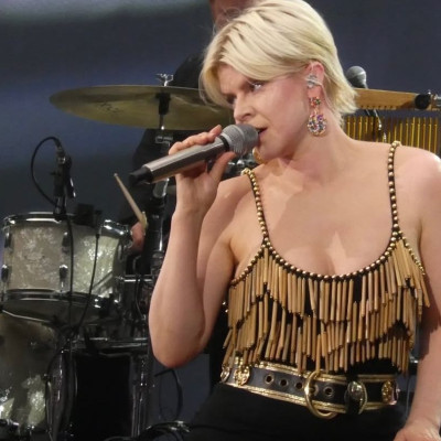 Ποια είναι η Robyn και γιατί «κολλήσαμε» όλοι τώρα με τα τραγούδια της; (Ευχαριστούμε, Netflix!)