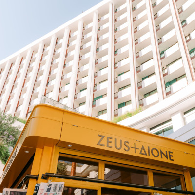 Το fashion highlight του μήνα ήταν τo κίτρινο περίπτερο της Zeus+Δione στην πισίνα του The Ilisian