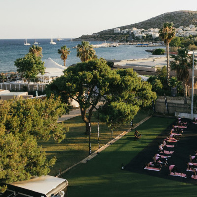 Yoga Sunset Session - Μια εμπειρία ευεξίας δίπλα στη θάλασσα με την UNDER ARMOUR
