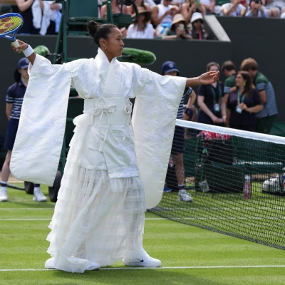 Naomi Osaka: Η εντυπωσιακή είσοδος στο Wimbledon με λευκό κιμονό εμπνευσμένο από το «Kill Bill»