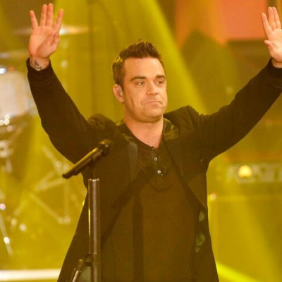 Ο Robbie Williams τραγούδησε το «Angels» με πλανόδιο μουσικό στη Σεβίλλη και έγινε viral