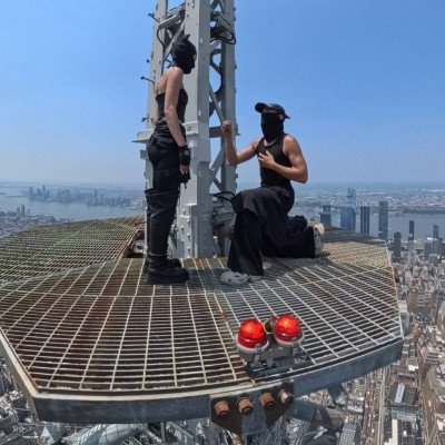 Πώς η πρόταση γάμου στην κορυφή του Empire State Building έκλεψε τη δόξα από τον υπερ-γάμο της Swift