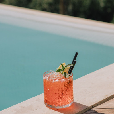 6 pool spots στην Αθήνα για ποτό, φαγητό και summer vibes