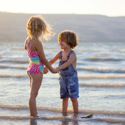 Beach report: 5 παραλίες με άμμο στην Αττική για ασφαλές παιχνίδι και βουτιές με τα παιδιά