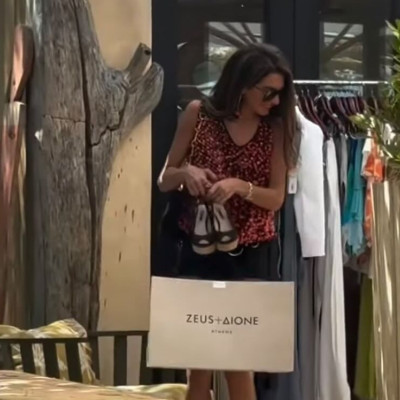 Η Amal Clooney μόλις έβαλε την Zeus+Δione στο summer shopping list της στο Saint-Tropez