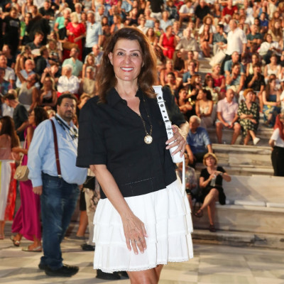 Η Nia Vardalos στο Ηρώδειο με look.. αλά Ελληνικά!