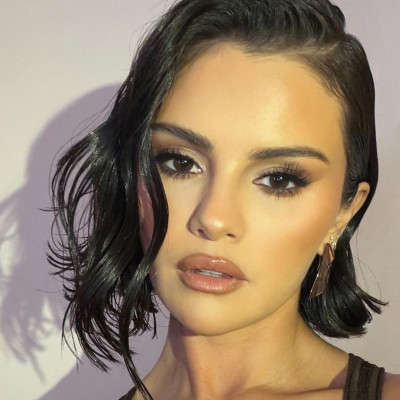 Ο sleek κότσος της Selena Gomez για το γάμο της Taylor Swift αντιστέκεται σε κάθε καιρική συνθήκη