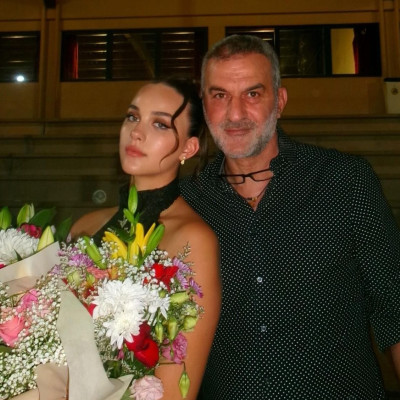 Τραϊανός και Βικτώρια Δέλλα, στην πιο όμορφη στιγμή μπαμπά - κόρης στην αποφοίτησή της & η συγκίνηση