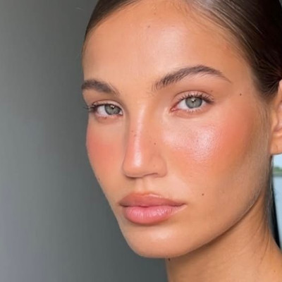 Peachy makeup: Το beauty trend που χαρίζει την πιο φυσική καλοκαιρινή λάμψη