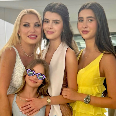 Η Ελένη Μενεγάκη μαζί με τις 3 κούκλες κόρες της σε μία σπάνια φωτο για την επιτυχία της Βαλέριας