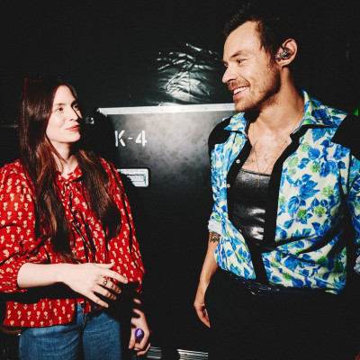 Το ιστορικό ρεκόρ του Harry Styles & η σπάνια εμφάνιση της αδερφής του, Gemma: «Είμαι τόσο περήφανη»