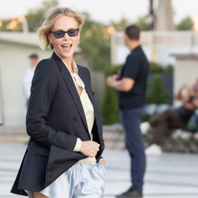 «Οδύσσεια»: Το cast συνεχίζει να εντυπωσιάζει & η Charlize Theron μόλις απογείωσε το micro shorts