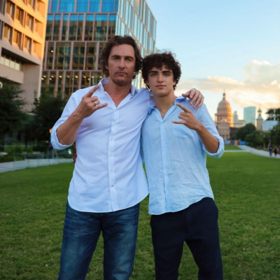 Η cool συμβουλή του M. McConaughey στον 18χρονο γιο του δείχνει πώς χτίζεται μια σχέση ουσίας