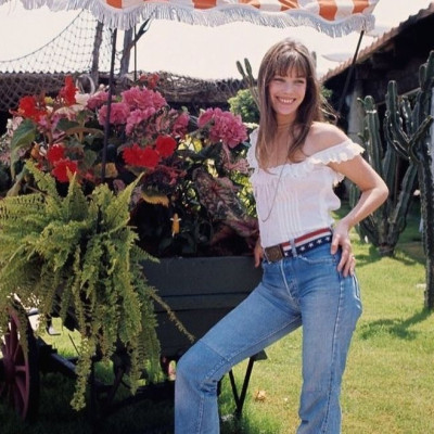 Η λευκή boho μπλούζα της Jane Birkin επιστρέφει δυναμικά στις τάσεις του καλοκαιριού 2026