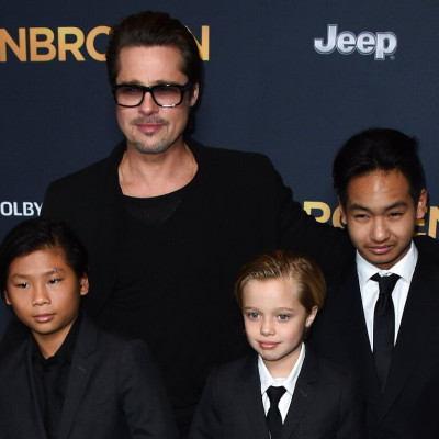 Δύο ακόμη παιδιά του Brad Pitt αφαιρούν το επώνυμό του, ενώ εκείνος ζει τον έρωτά του