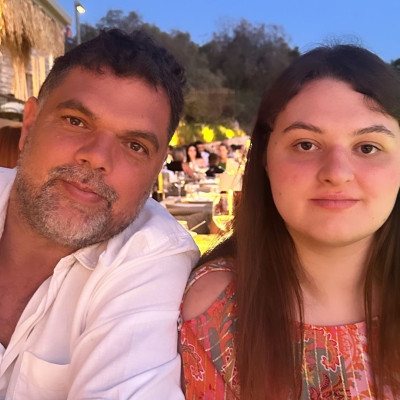 Η Άρια Παπανικολάου στην Οδύσσεια του Nolan: Το όνειρο και το δίλημμα του πατέρα της Δημήτρη