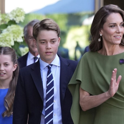 Το dress core ανάγκασε τον Πρίγκιπα George να φορέσει κοστούμι στον καύσωνα