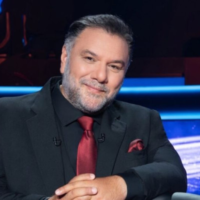 Ο Γρηγόρης Αρναούτογλου προετοιμάζεται για την 14η σεζόν του στον ΑΝΤ1 ντυμένος ως Θεός του Ολύμπου