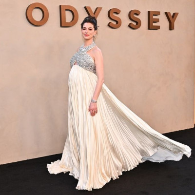 Anne Hathaway: «Οι πιθανότητες να μείνω έγκυος στα 43 ήταν πολύ μικρές»