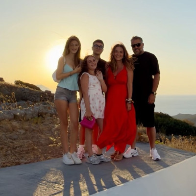 Η Βάσω Λασκαράκη δημοσίευσε μια σπάνια οικογενειακή φωτογραφία με τον Σουλτάτο &τα παιδιά τους