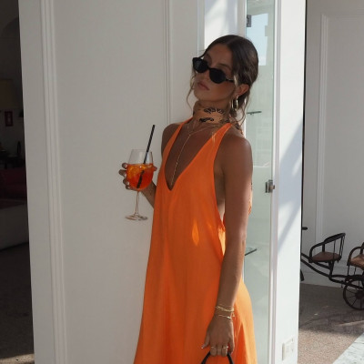 Sunset orange: Το καλοκαιρινό χρώμα που ταιριάζει σε κάθε επιδερμίδα και στυλ