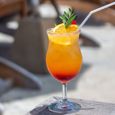 Sex on the Beach: Το retro cocktail που όλοι έχουμε δοκιμάσει έστω μία φορά