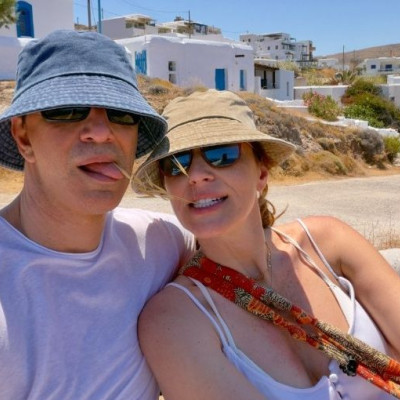 Ο Σάκης Ρουβάς «απαντά» με την Κάτια Ζυγούλη αγκαλιά και ένα τραγούδι όλο νόημα στις φήμες χωρισμού