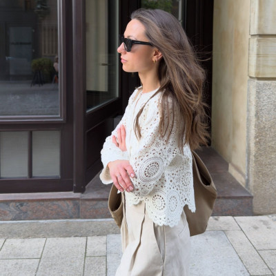 Η crochet cardigan είναι το καλοκαιρινό layering που θα βλέπεις παντού & πώς να την φορέσεις