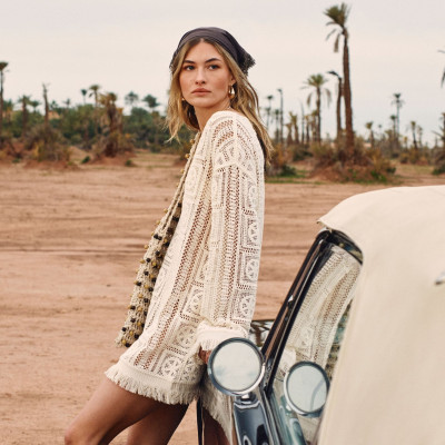 Crochet υφές, bohemian λεπτομέρειες και φυσικές αποχρώσεις συνθέτουν αυτή την capsule συλλογή