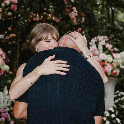 Taylor Swift και Travis Kelce τραγούδησαν μαζί στον γάμο τους: Το ντουέτο που έκλεψε τις εντυπώσεις