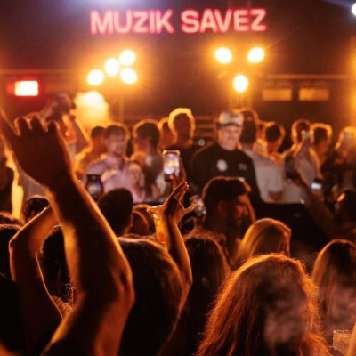 Live, DJ sets και δείπνα δίπλα στη θάλασσα, αυτός είναι ο Αύγουστος στην Costa Navarino
