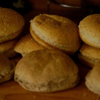 Hamburger rolls: Η συνταγή με μόλις 3 υλικά