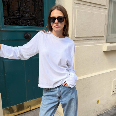 Το λευκό long-sleeve είναι το νέο must-have για effortless looks (ακόμα και το καλοκαίρι)