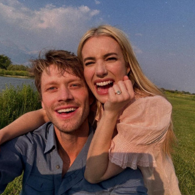 Η Emma Roberts παντρεύτηκε τον Cody John με το πιο αέρινο νυφικό: Παίρνουμε ιδέες
