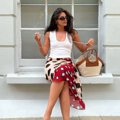 Η wrap skirt είναι η τάση του καλοκαιριού που κάνει κάθε μέρα να μοιάζει με διακοπές