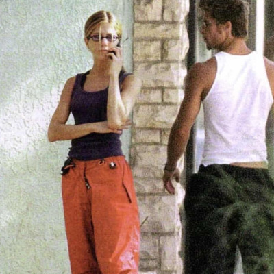 Τα cargo pants παραμένουν η απόλυτη τάση και το 2026, από την Jennifer Aniston των 90s, μεχρι τώρα