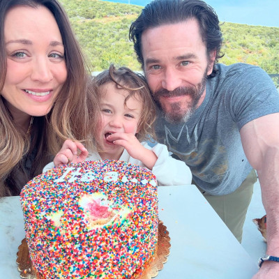 Η Kaley Cuoco μοιράστηκε την πιο αληθινή στιγμή της μητρότητας λίγο πριν γίνει μαμά για δεύτερη φορά