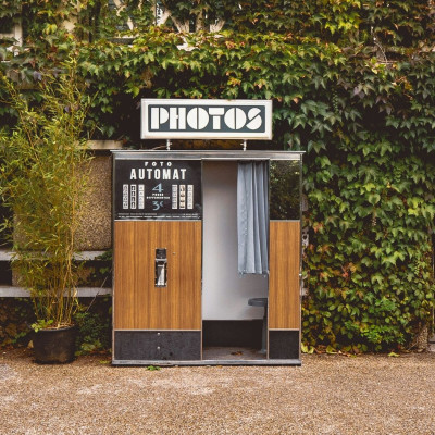 Το viral photo booth της Νέας Υόρκης σου βρίσκει το ιδανικό ταίρι, αλλά μήπως χάνουμε το απρόβλεπτο;